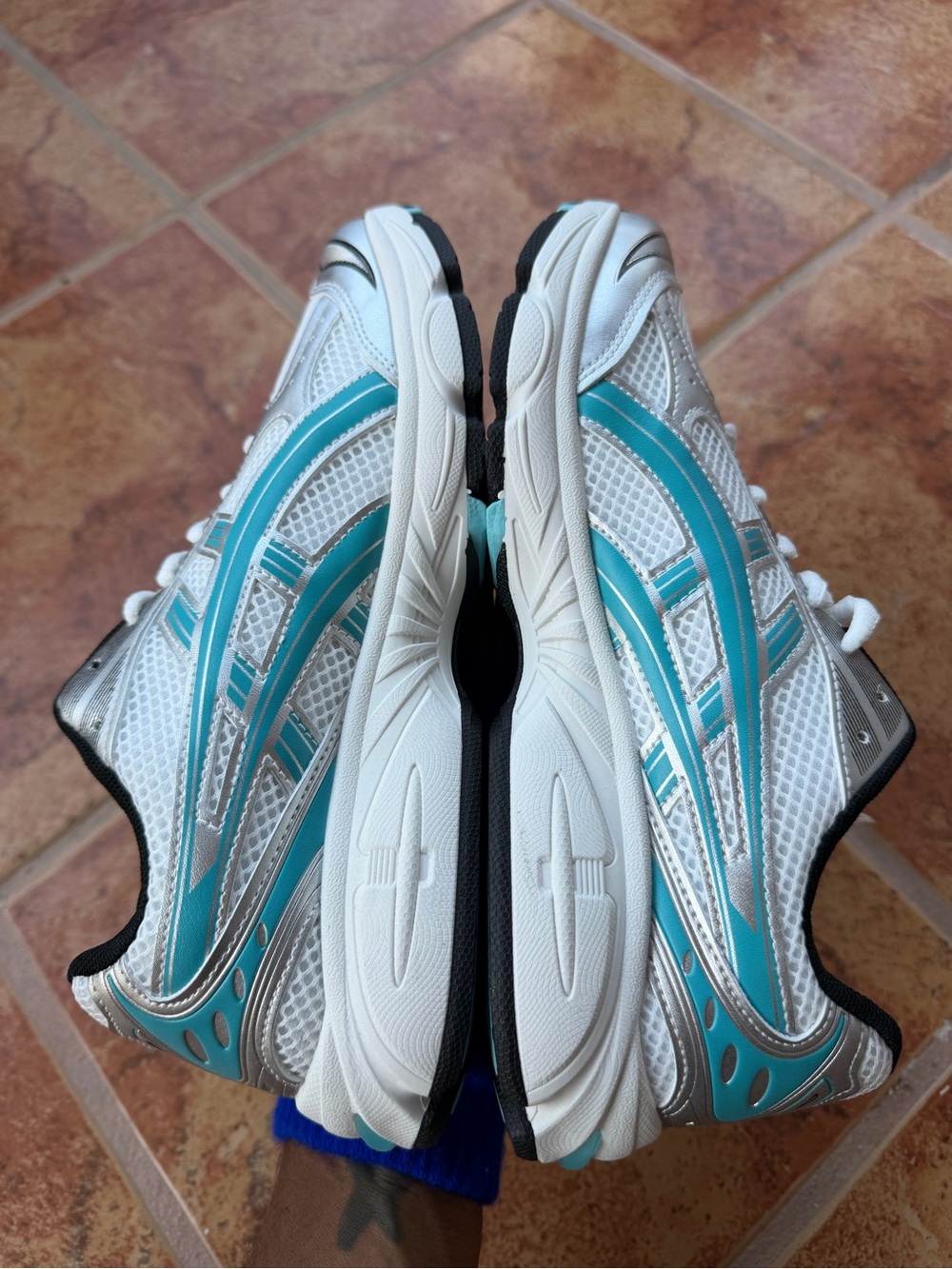 Size 7.5 Men’s And Women’s 9 - Asics Gel Kayano 14 White, Silver & Teal - Picture 4 of 7